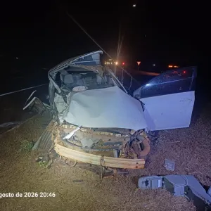 Acidente entre carro e caminh&atilde;o deixa um morto e tr&ecirc;s feridos na BR-452