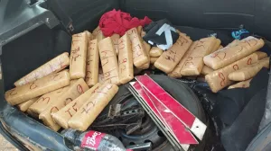 PRF apreende 52 kg de maconha escondidos em fundo falso de carro