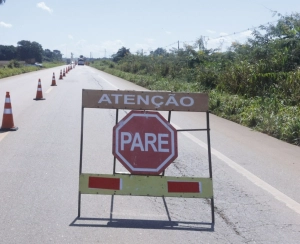 Quando a rodovia est&aacute; em obra, a aten&ccedil;&atilde;o redobra: entenda como funciona sistema &ldquo;Pare e Siga&rdquo;