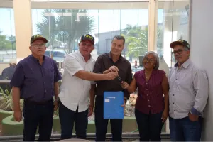 Daniel Agrobom entrega trator para agricultura familiar em Goiatuba