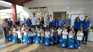 Prefeitura e Educa&ccedil;&atilde;o entregam uniformes e materiais a quase 13.000 alunos