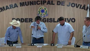 Elisberto assume Prefeitura em Jovi&acirc;nia