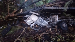 Sa&iacute;da de pista seguida de inc&ecirc;ndio em caminh&atilde;o deixa duas v&iacute;timas fatais na BR-153