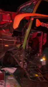 Colis&atilde;o traseira entre &ocirc;nibus e carreta deixa 19 feridos na BR-153