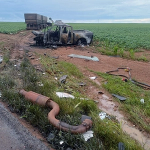 Colis&atilde;o seguida de inc&ecirc;ndio deixa dois mortos na BR-364