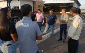 Produtores de cacha&ccedil;a de Orizona ganham trator para incrementar produ&ccedil;&atilde;o