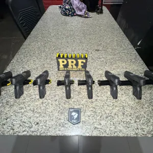 Passageira de &ocirc;nibus &eacute; presa com oito armas de fogo na BR-153