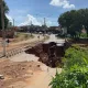 Parte da Avenida Comercial desmoronou com as fortes chuvas