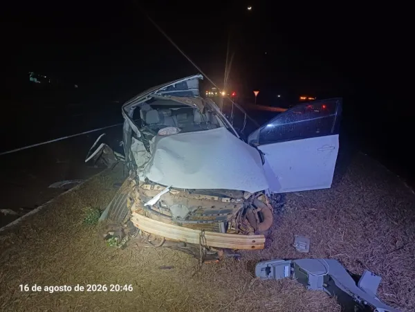 Acidente entre carro e caminh&atilde;o deixa um morto e tr&ecirc;s feridos na BR-452