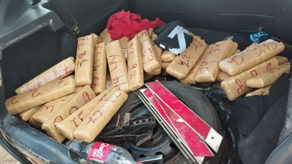 PRF apreende 52 kg de maconha escondidos em fundo falso de carro
