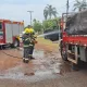 Bombeiros combatem incêndio em caminhão carregado de açúcar