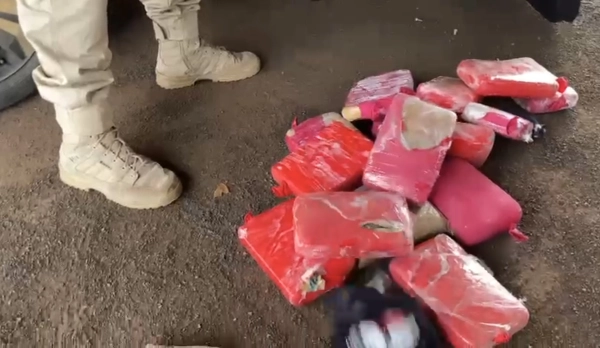 Trio &eacute; preso na BR-060 por tr&aacute;fico de drogas e associa&ccedil;&atilde;o para o tr&aacute;fico