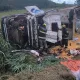 Motorista morre após capotamento de carreta carregada de milho