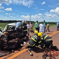 Bombeiros resgatam vítima presa nas ferragens