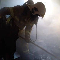Bombeiros combatem fogo em residência no Setor Oeste