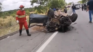 Colisão entre carro e ambulância deixa três mortos e três feridos na BR-153