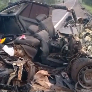 Colisão frontal parte carro ao meio e deixa dois mortos na BR-153