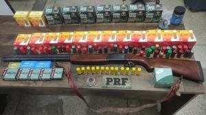 PRF apreende arma, munições e celulares na BR-153