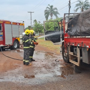 Bombeiros combatem incêndio em caminhão carregado de açúcar