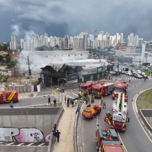 Bombeiros combatem incêndio em loja de Calçados em Goiânia