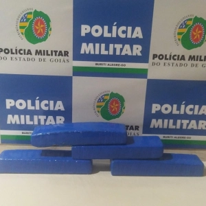 PM detém duas pessoas por tráfico de drogas