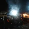 Incêndio em garagem de veículos é combatida por Bombeiros