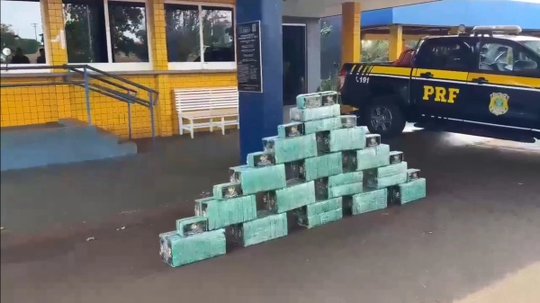 PRF intercepta dois caminhões e apreende 330 kg de cocaína em Jataí