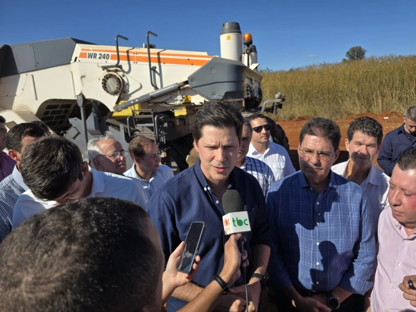 Daniel Vilela vistoria obras em Goiatuba