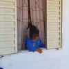 Bombeiros salvam bebê preso nas grades de janela
