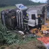 Motorista morre após capotamento de carreta carregada de milho